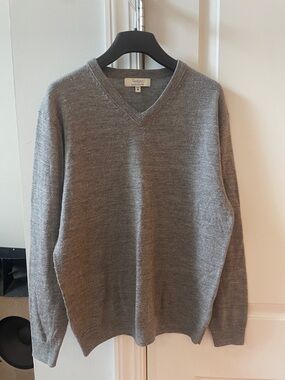 Turnbury Men’s Gray V-Neck Sweater